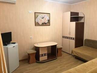 Гостиница Guest house Apelsin Саки Стандартный трехместный номер-3