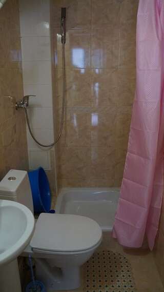 Гостиница Guest house Apelsin Саки Стандартный трехместный номер-2