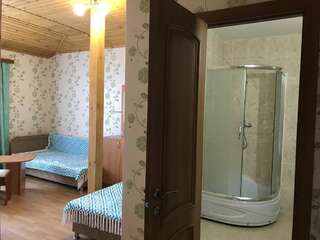 Гостиница Guest house Apelsin Саки Стандартный трехместный номер-1